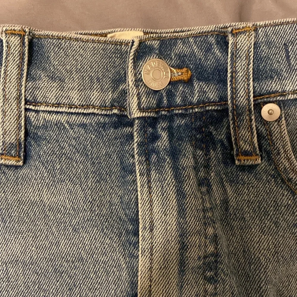 Madewell The Perfect Jean Short, light wash with fraying - Picture 2 of 6